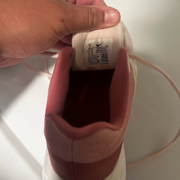 Nike womens Pink tennis shoes - Picture 4 of 4